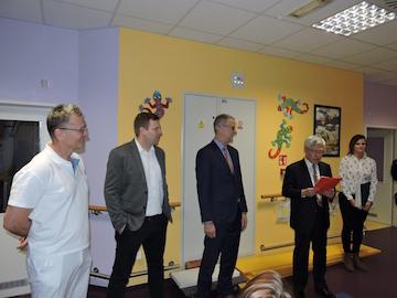 Zaměstnanci TPCA předávají peníze primáři oddělení dětské chirurgie